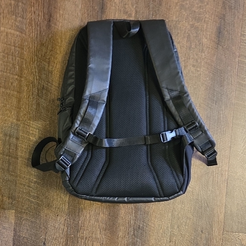Gymshark Black Padded Everyday Backpack - Picture 3 of 9